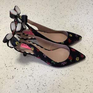 Betsey Johnson Cadee Black Rose Print Bow Slingback Kitten Heels 8M